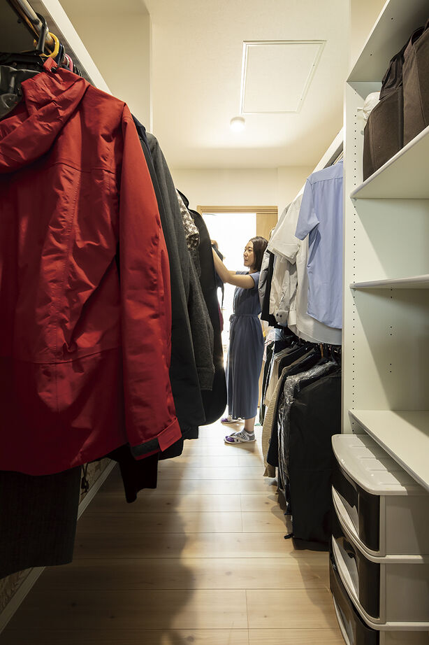 北海荘建 【札幌市/4LDK/40坪台/床暖房/間取り図有】高天井が心地いいリビング。ヨガやゴルフでおうち時間満喫！の建築実例画像4