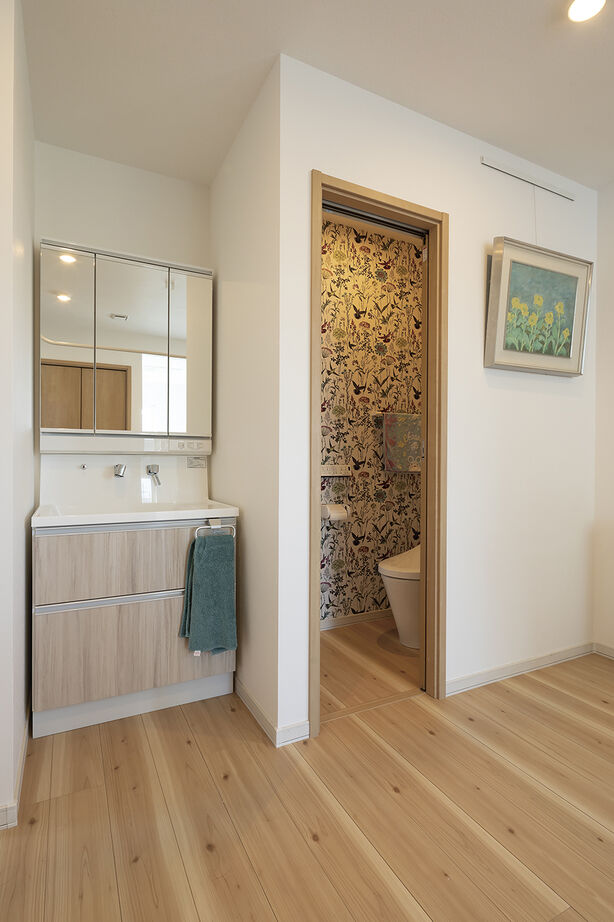 北海荘建 【札幌市/4LDK/40坪台/床暖房/間取り図有】高天井が心地いいリビング。ヨガやゴルフでおうち時間満喫！の建築実例画像5