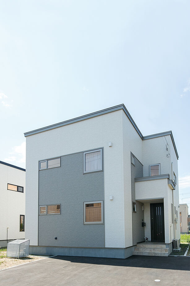 北海荘建 【石狩市/4LDK+S/30坪台/全室床暖房/間取り図有】同居する母も健康的に過ごせる、W断熱のあったかい家の建築実例画像1