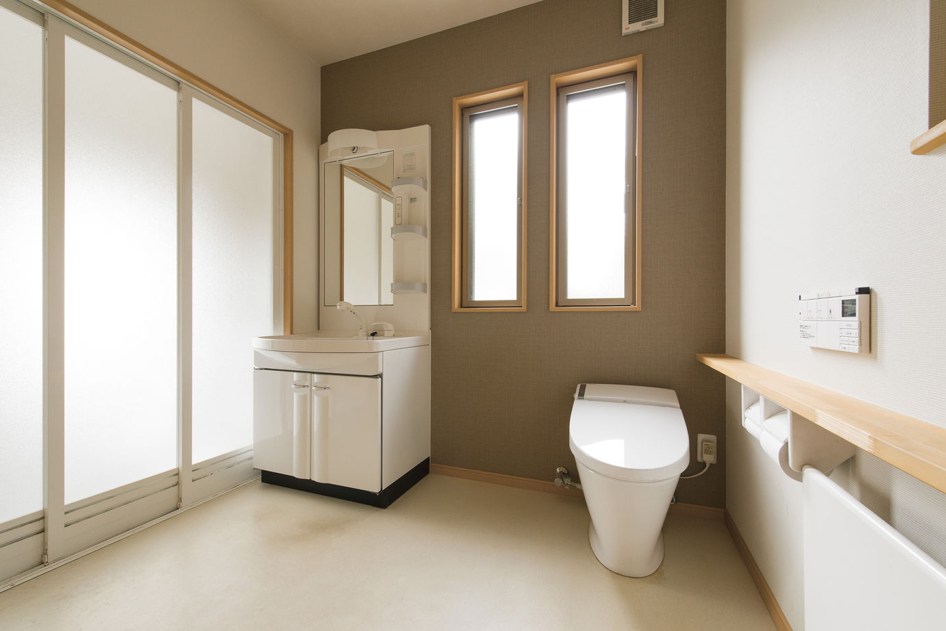 モックの家／草処建設(くさどころけんせつ) 【みどり市｜平屋＋α】設計も安心して任せられた 高齢の夫婦が永く暮らすためのバリアフリーの平屋＋αの住まいの建築実例画像9