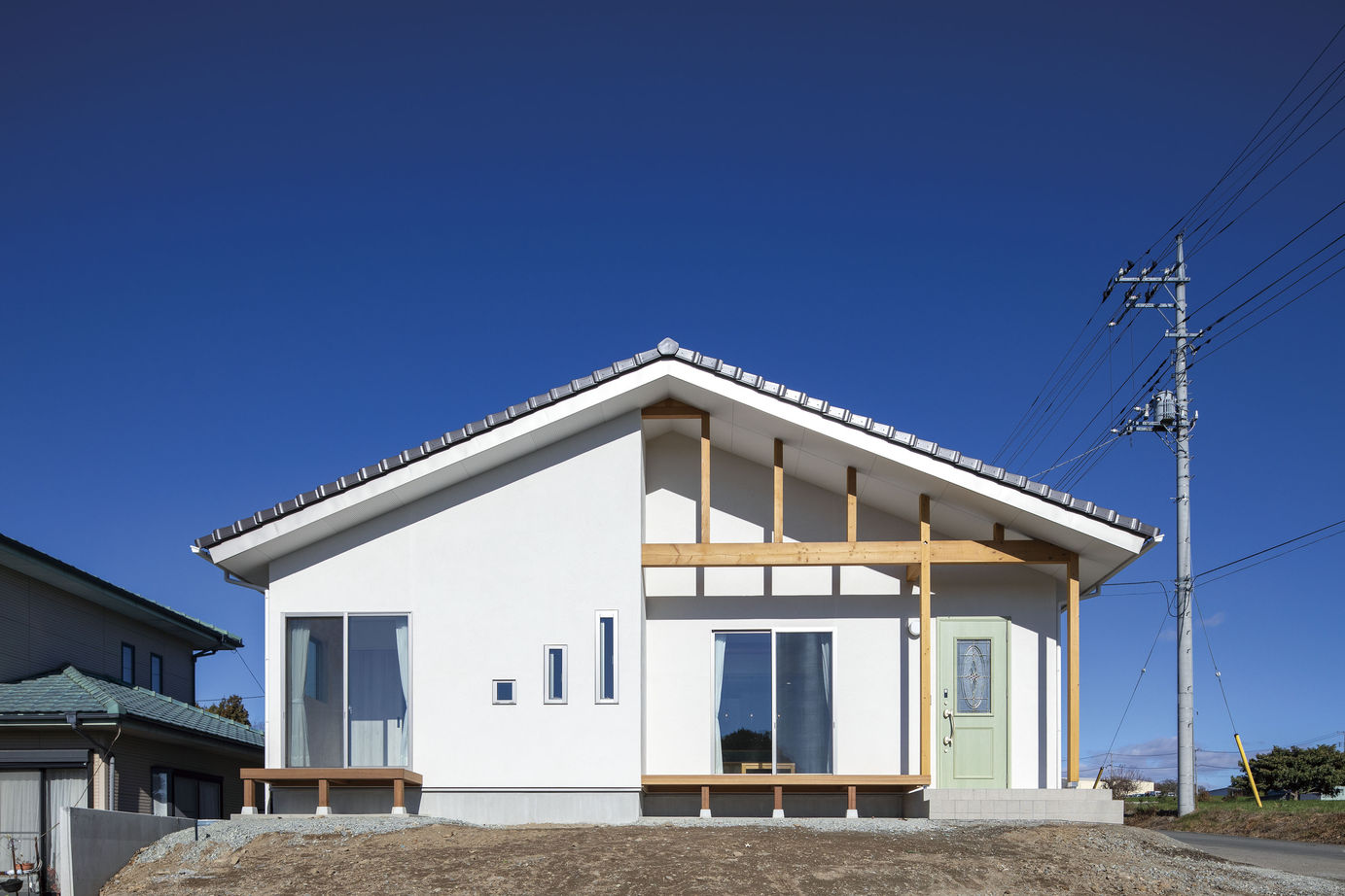 モックの家／草処建設(くさどころけんせつ) 【桐生市｜平屋｜約33坪】木の香りと温もりが溢れる、大きな三角屋根が特徴の平屋の建築実例画像1