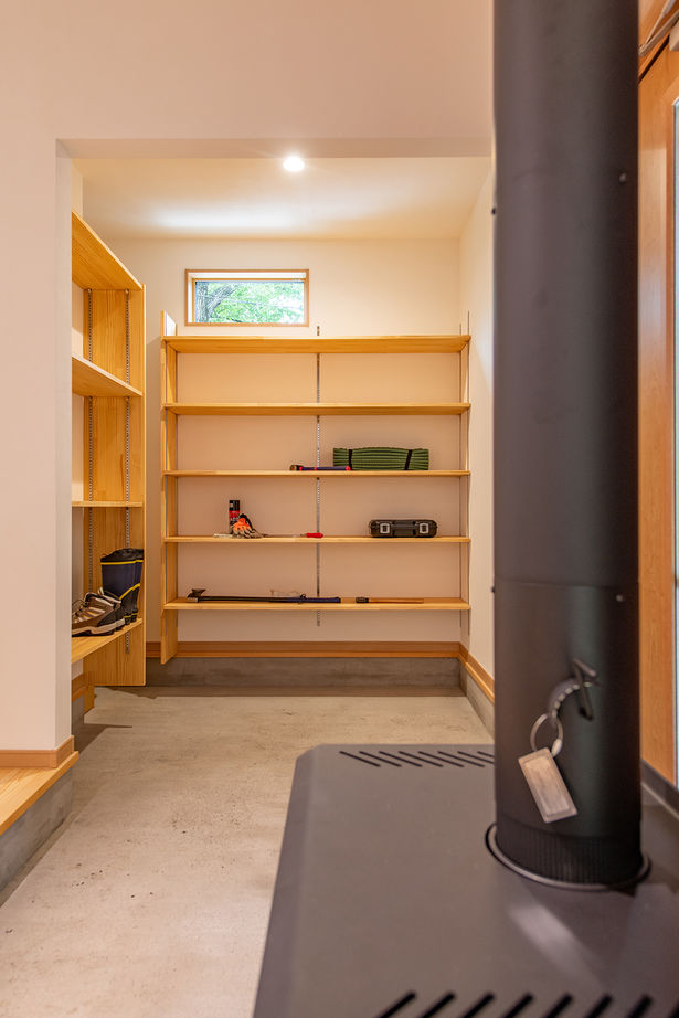 モックの家／草処建設(くさどころけんせつ) 【みどり市｜2階建て】ワンちゃんが自由に遊べる、景色を切り取るセカンドハウスの建築実例画像2