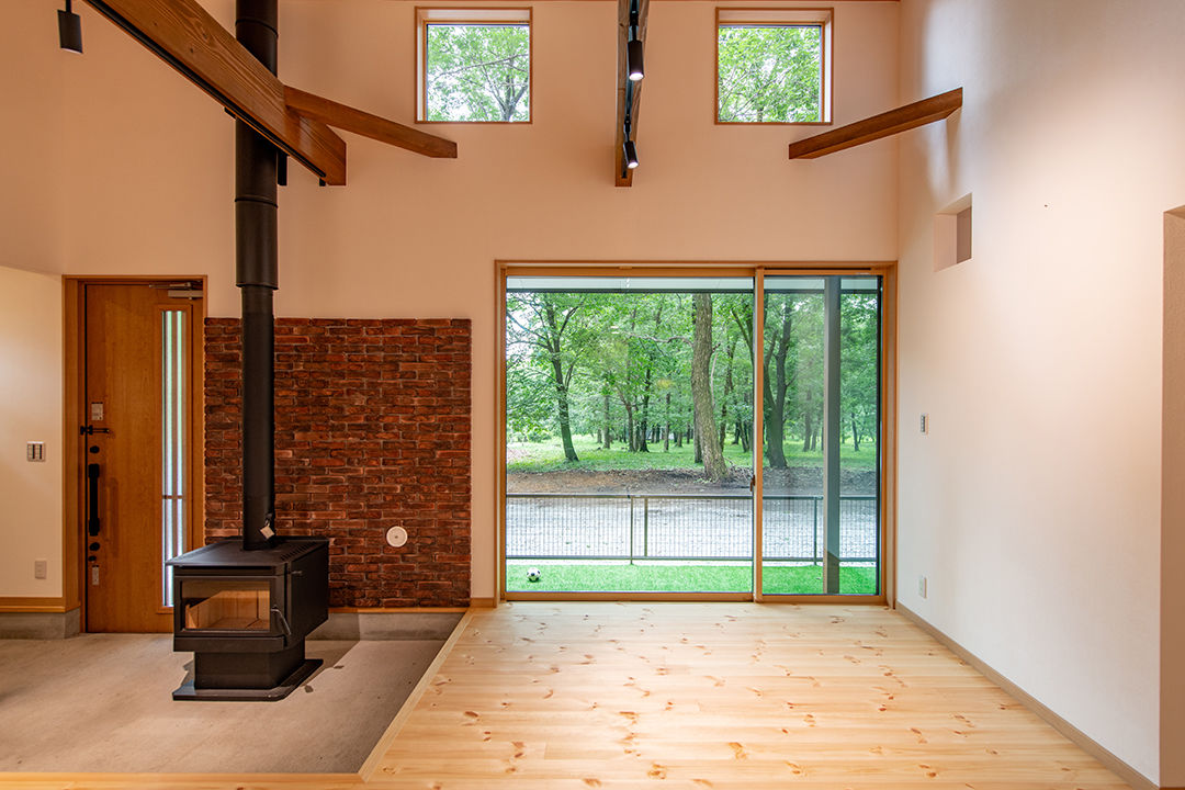 モックの家／草処建設(くさどころけんせつ) 【みどり市｜2階建て】ワンちゃんが自由に遊べる、景色を切り取るセカンドハウスの建築実例画像3