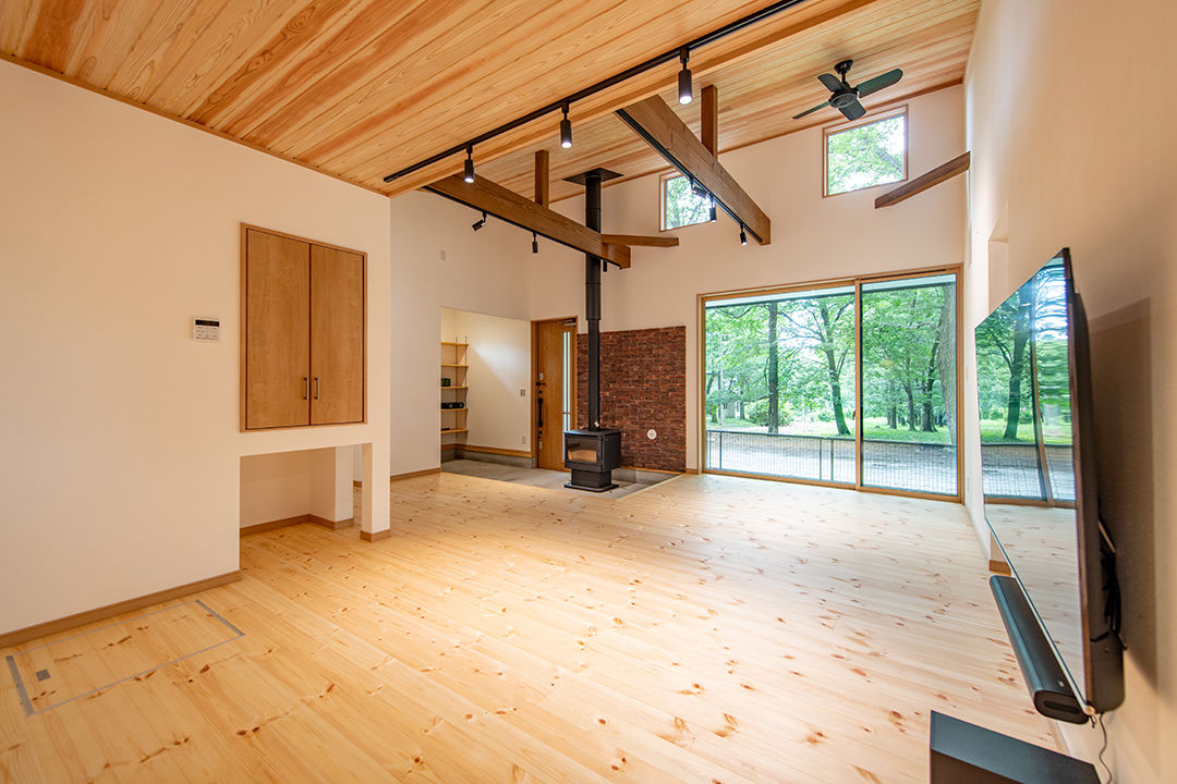 モックの家／草処建設(くさどころけんせつ) 【みどり市｜2階建て】ワンちゃんが自由に遊べる、景色を切り取るセカンドハウスの建築実例画像4