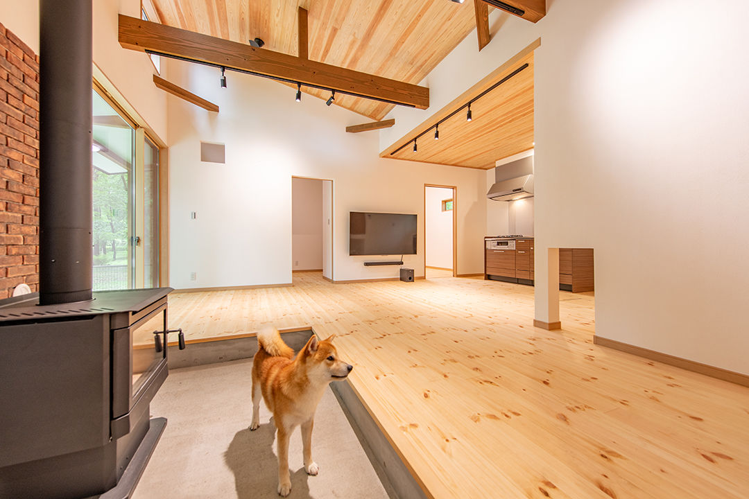モックの家／草処建設(くさどころけんせつ) 【みどり市｜2階建て】ワンちゃんが自由に遊べる、景色を切り取るセカンドハウスの建築実例画像5