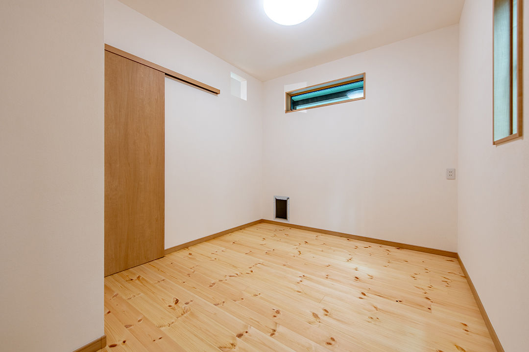 モックの家／草処建設(くさどころけんせつ) 【みどり市｜2階建て】ワンちゃんが自由に遊べる、景色を切り取るセカンドハウスの建築実例画像7