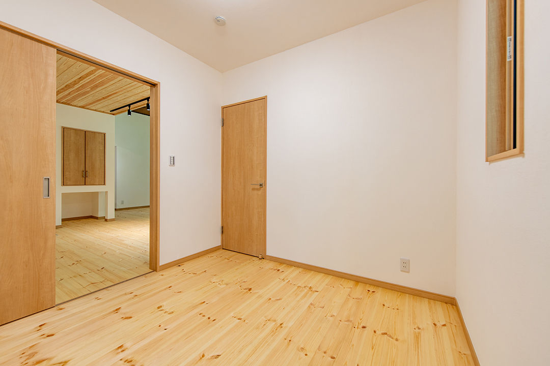 モックの家／草処建設(くさどころけんせつ) 【みどり市｜2階建て】ワンちゃんが自由に遊べる、景色を切り取るセカンドハウスの建築実例画像8