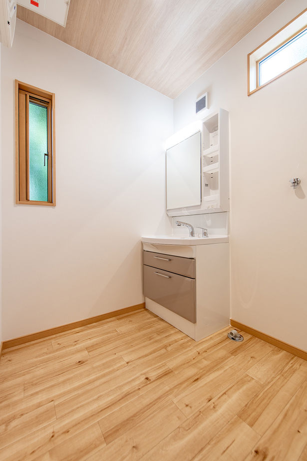 モックの家／草処建設(くさどころけんせつ) 【みどり市｜2階建て】ワンちゃんが自由に遊べる、景色を切り取るセカンドハウスの建築実例画像9