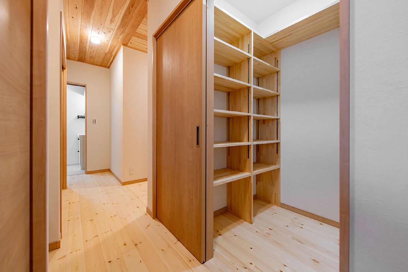 モックの家／草処建設(くさどころけんせつ) 【桐生市｜平屋│約32坪】木のぬくもりを感じながら猫と快適に暮らす家の建築実例画像6