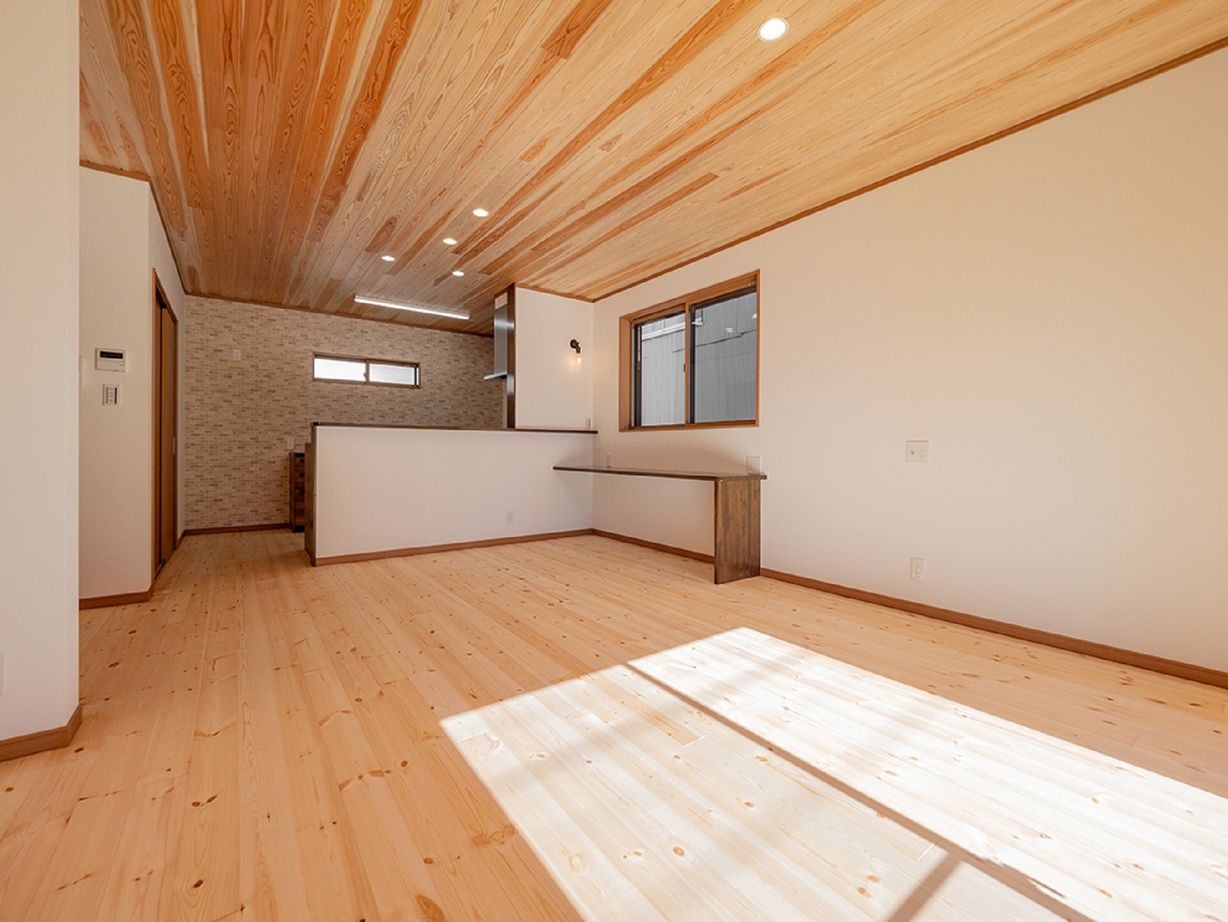 モックの家／草処建設(くさどころけんせつ) 【桐生市｜２階建て│43坪】木の温もりが心地よく、光をたくさん取り込んだ二世帯住宅の建築実例画像2