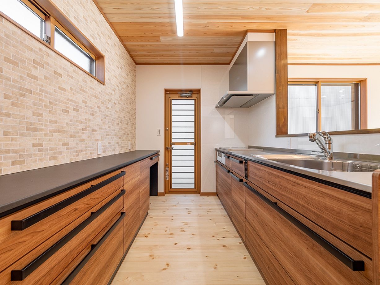 モックの家／草処建設(くさどころけんせつ) 【桐生市｜２階建て│43坪】木の温もりが心地よく、光をたくさん取り込んだ二世帯住宅の建築実例画像3