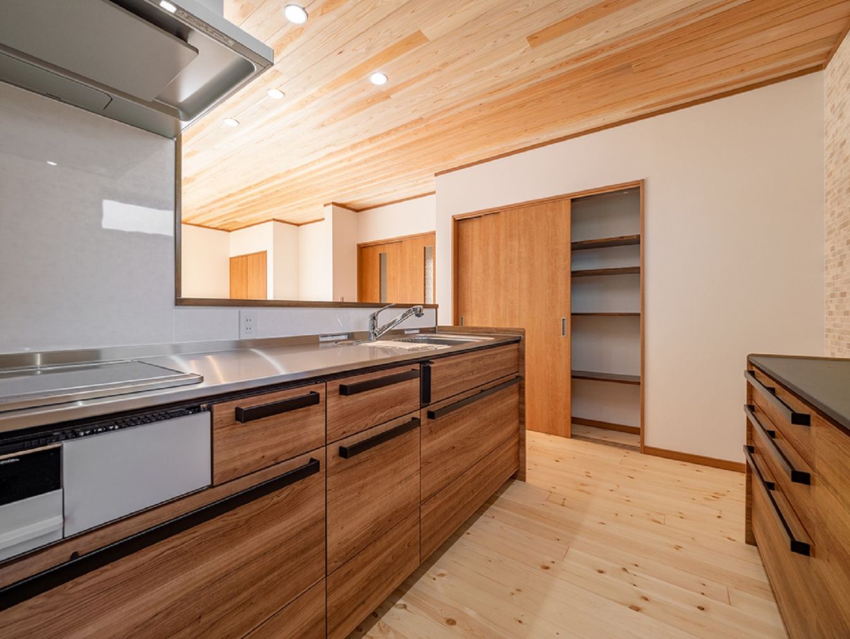 モックの家／草処建設(くさどころけんせつ) 【桐生市｜２階建て│43坪】木の温もりが心地よく、光をたくさん取り込んだ二世帯住宅の建築実例画像4