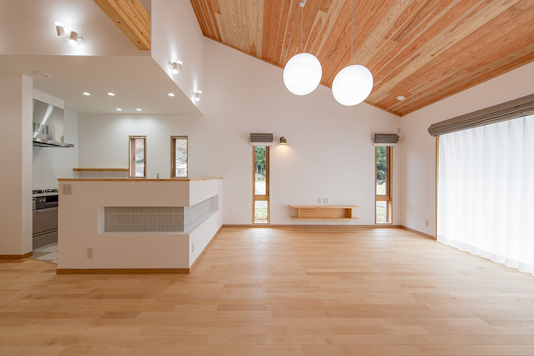 モックの家／草処建設(くさどころけんせつ) 【みどり市｜平屋】コックピットキッチン採用!無垢の造作家具多数。LIXILスーパーウォール工法で安心・快適の建築実例画像2