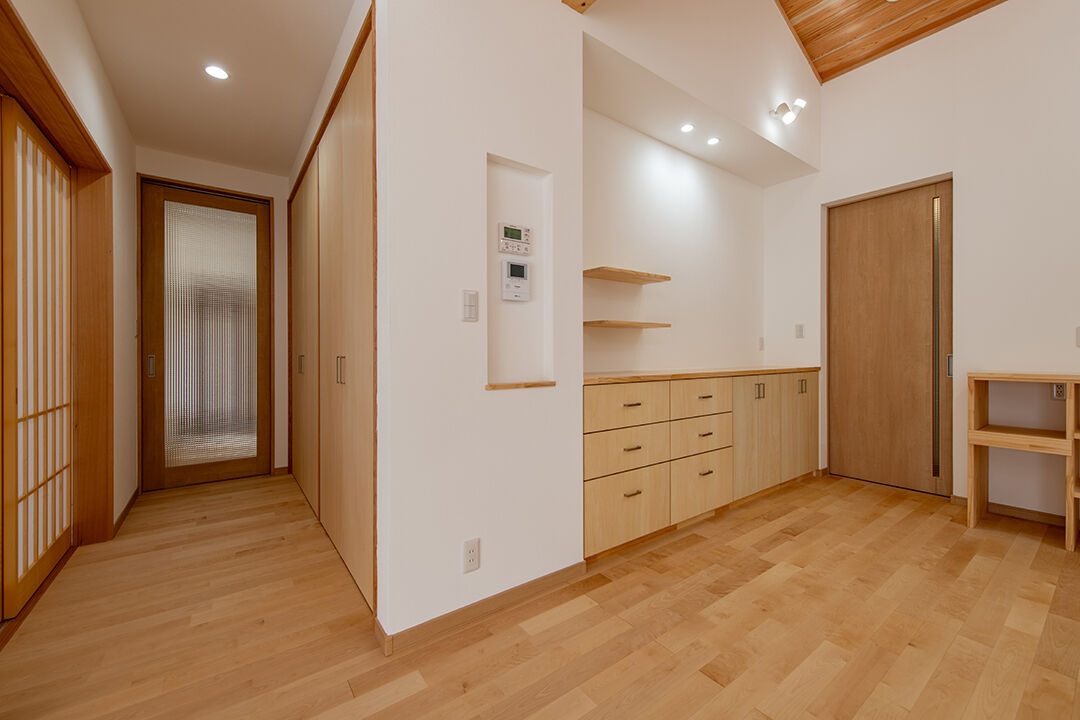 モックの家／草処建設(くさどころけんせつ) 【みどり市｜平屋】コックピットキッチン採用!無垢の造作家具多数。LIXILスーパーウォール工法で安心・快適の建築実例画像3