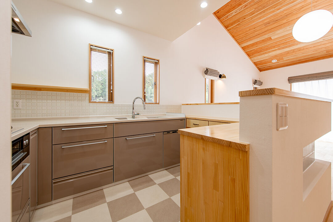 モックの家／草処建設(くさどころけんせつ) 【みどり市｜平屋】コックピットキッチン採用!無垢の造作家具多数。LIXILスーパーウォール工法で安心・快適の建築実例画像6
