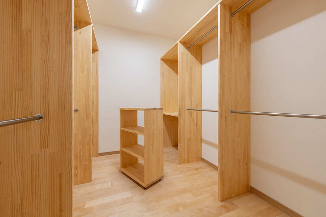 モックの家／草処建設(くさどころけんせつ) 【みどり市｜平屋】コックピットキッチン採用!無垢の造作家具多数。LIXILスーパーウォール工法で安心・快適の建築実例画像7