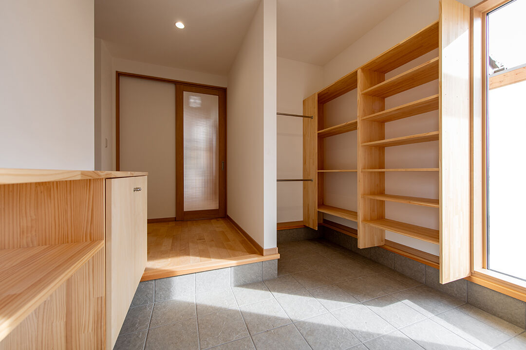 モックの家／草処建設(くさどころけんせつ) 【みどり市｜平屋】コックピットキッチン採用!無垢の造作家具多数。LIXILスーパーウォール工法で安心・快適の建築実例画像9