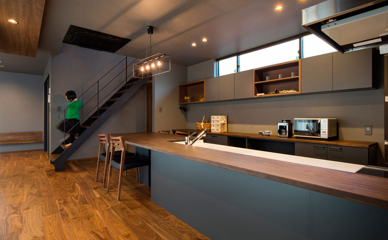 クラシスホーム 【1000万円台/2LDK/中庭/インダストリアル/間取図】ダークトーンで統一した、造作家具が映えるコの字型の家の建築実例画像2