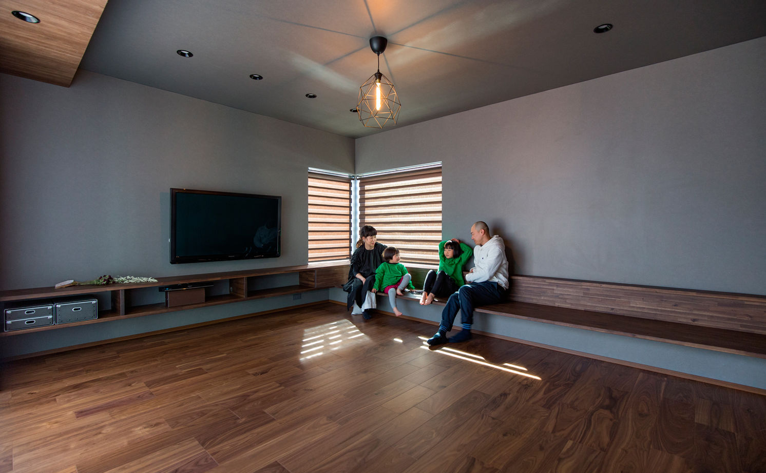 クラシスホーム 【1000万円台/2LDK/中庭/インダストリアル/間取図】ダークトーンで統一した、造作家具が映えるコの字型の家の建築実例画像3