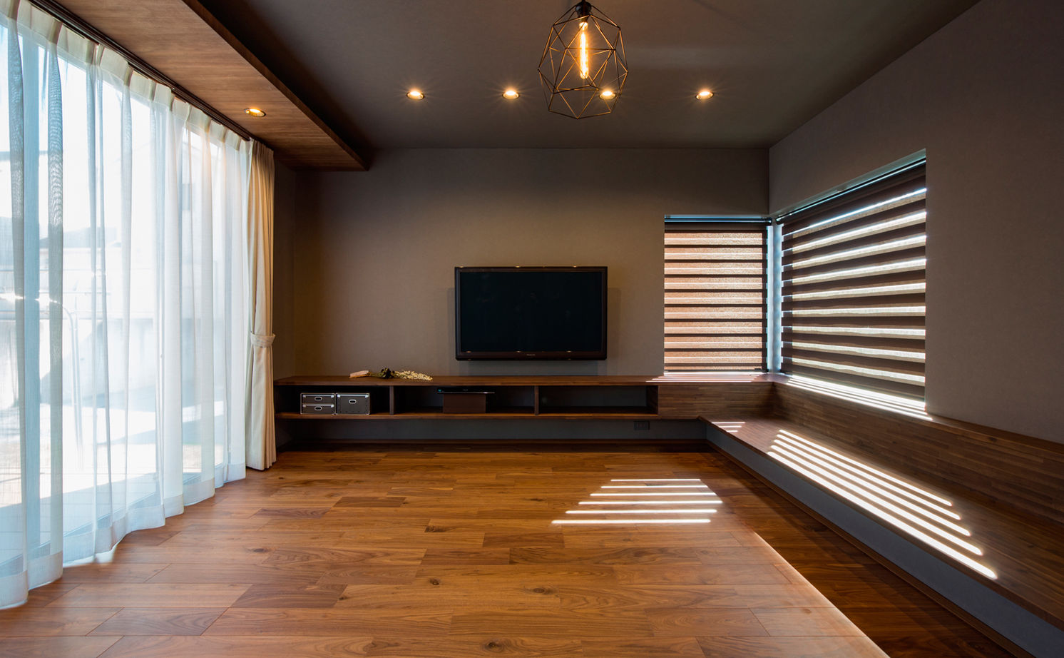 クラシスホーム 【1000万円台/2LDK/中庭/インダストリアル/間取図】ダークトーンで統一した、造作家具が映えるコの字型の家の建築実例画像4