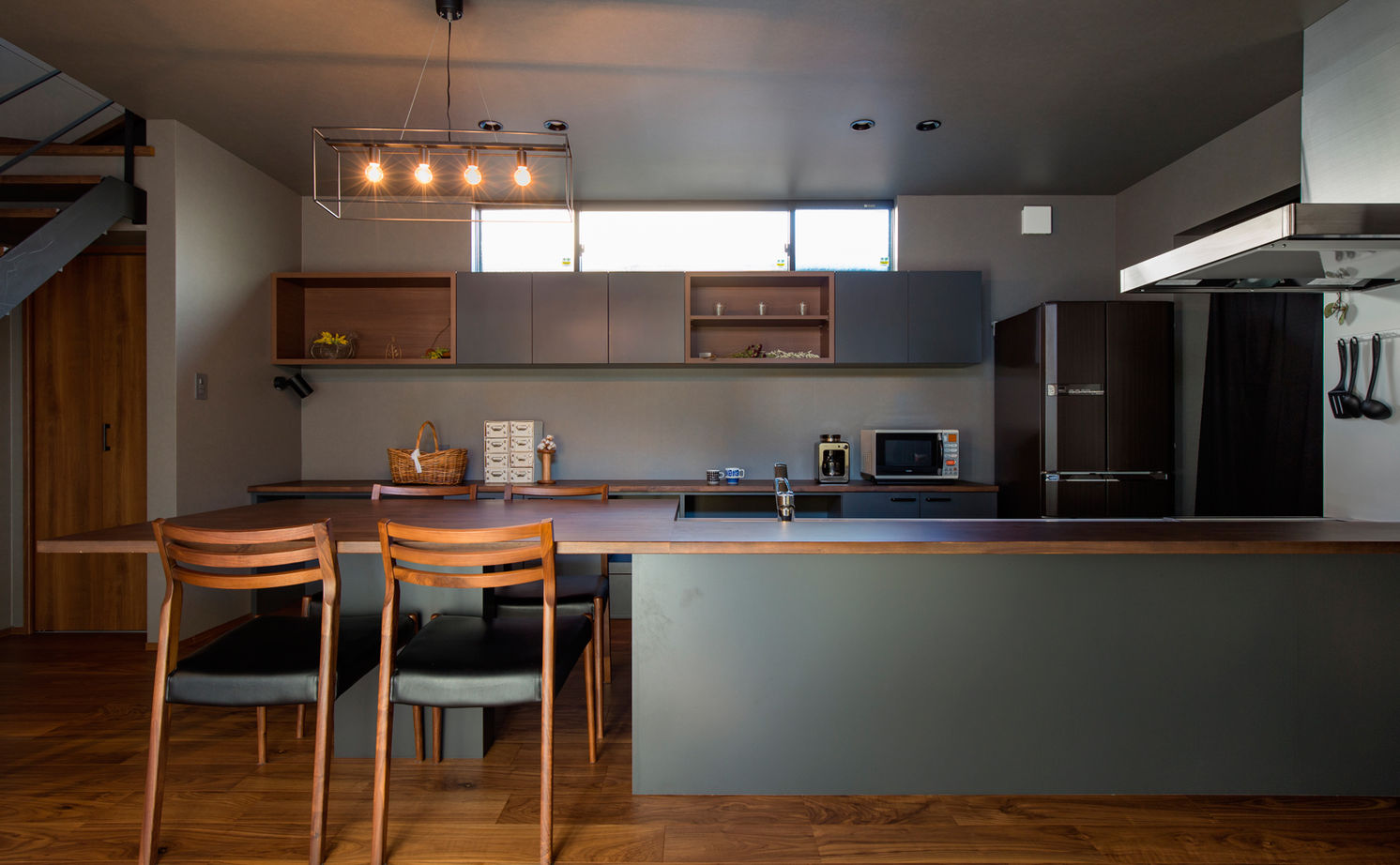 クラシスホーム 【1000万円台/2LDK/中庭/インダストリアル/間取図】ダークトーンで統一した、造作家具が映えるコの字型の家の建築実例画像6