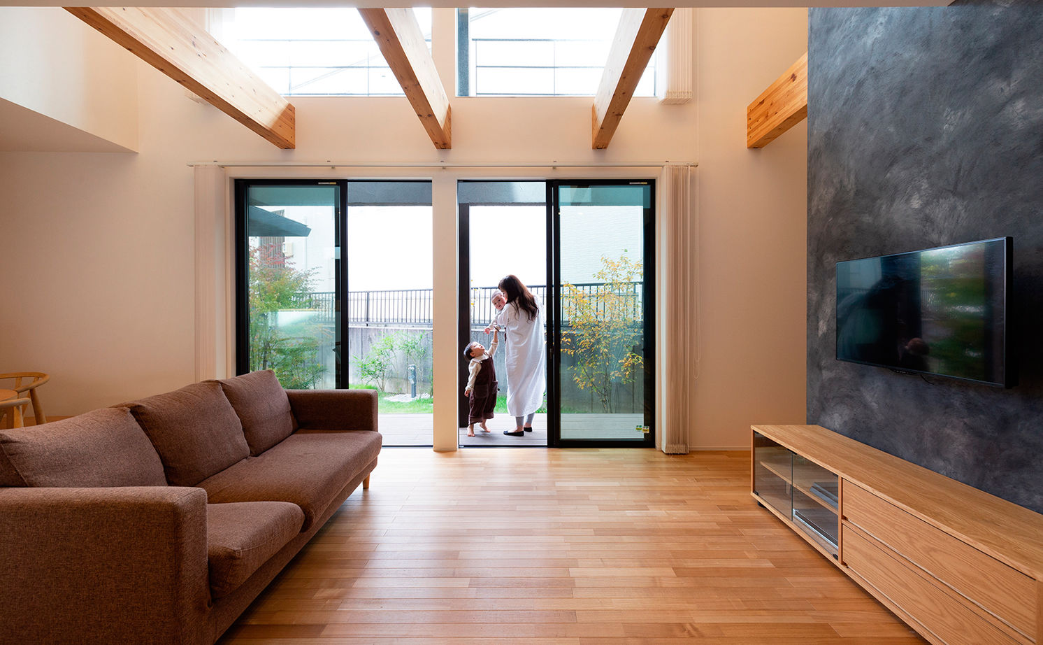 クラシスホーム 【2000万円台/4LDK/吹抜けリビング/間取り図】梁のある吹抜けと庭の繋がり。木の温もり感じる和モダンの家の建築実例画像2