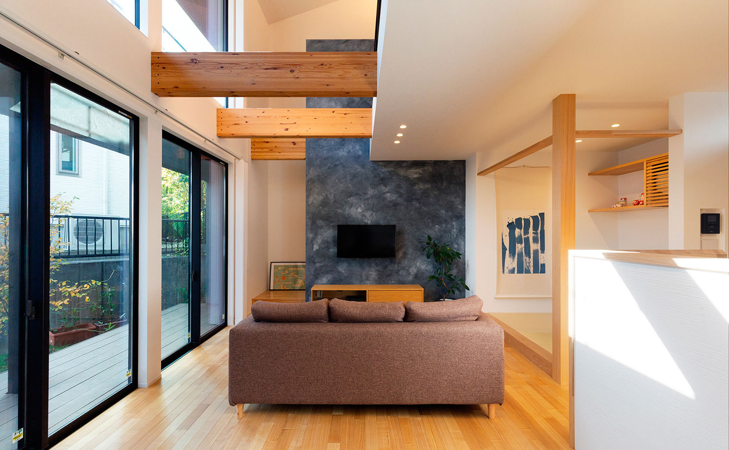 クラシスホーム 【2000万円台/4LDK/吹抜けリビング/間取り図】梁のある吹抜けと庭の繋がり。木の温もり感じる和モダンの家の建築実例画像3