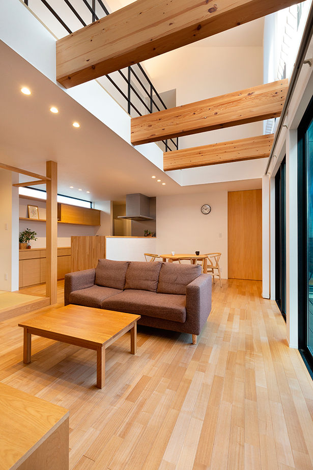 クラシスホーム 【2000万円台/4LDK/吹抜けリビング/間取り図】梁のある吹抜けと庭の繋がり。木の温もり感じる和モダンの家の建築実例画像4