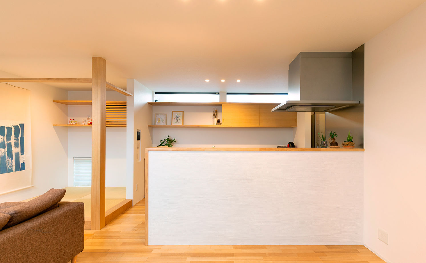 クラシスホーム 【2000万円台/4LDK/吹抜けリビング/間取り図】梁のある吹抜けと庭の繋がり。木の温もり感じる和モダンの家の建築実例画像5