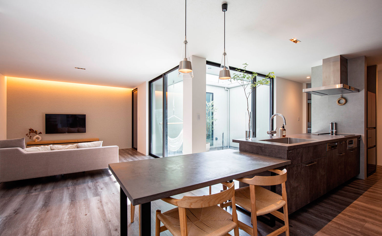 クラシスホーム 【2000万円台/3LDK/41坪/中庭/間取り図】白×グレージュの上質空間。ロの字型で叶えるプライベートな暮らしの建築実例画像4