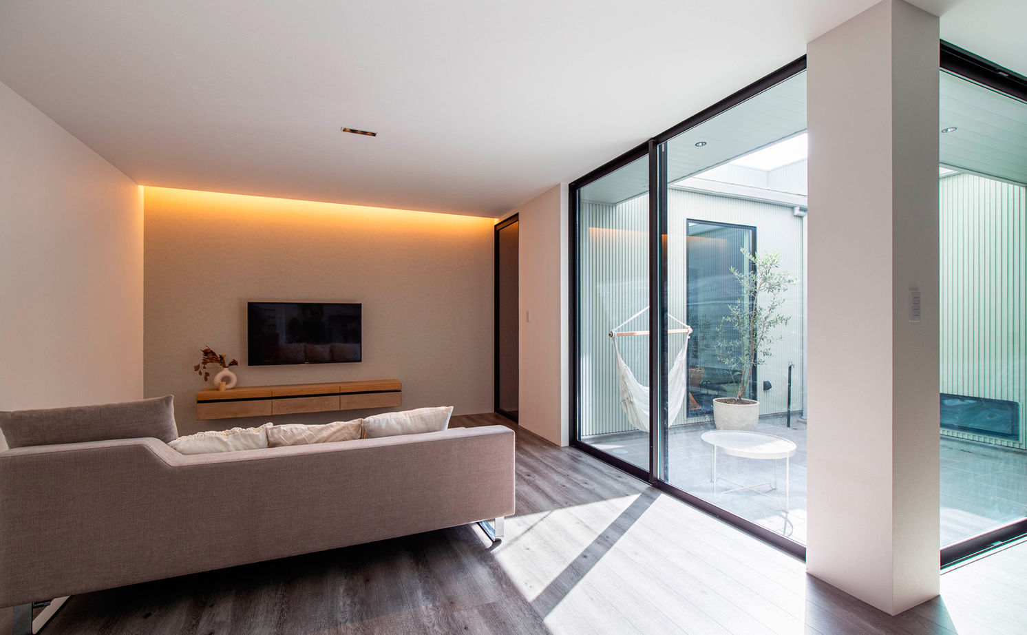 クラシスホーム 【2000万円台/3LDK/41坪/中庭/間取り図】白×グレージュの上質空間。ロの字型で叶えるプライベートな暮らしの建築実例画像7