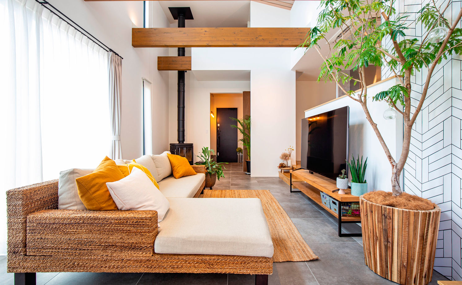 クラシスホーム 【2000万円台/4LDK/平屋/薪ストーブ/リゾート/間取図】勾配天井と大開口で広がりを。非日常を日常にした家の建築実例画像2