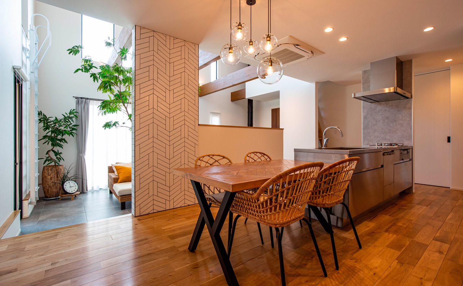 クラシスホーム 【2000万円台/4LDK/平屋/薪ストーブ/リゾート/間取図】勾配天井と大開口で広がりを。非日常を日常にした家の建築実例画像4