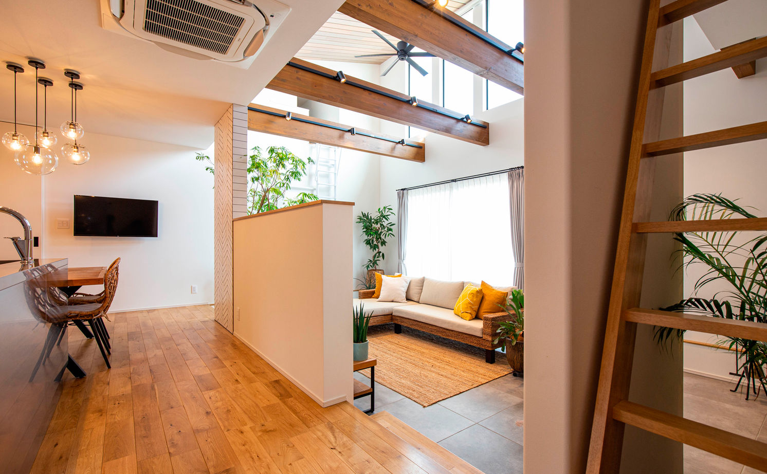 クラシスホーム 【2000万円台/4LDK/平屋/薪ストーブ/リゾート/間取図】勾配天井と大開口で広がりを。非日常を日常にした家の建築実例画像7