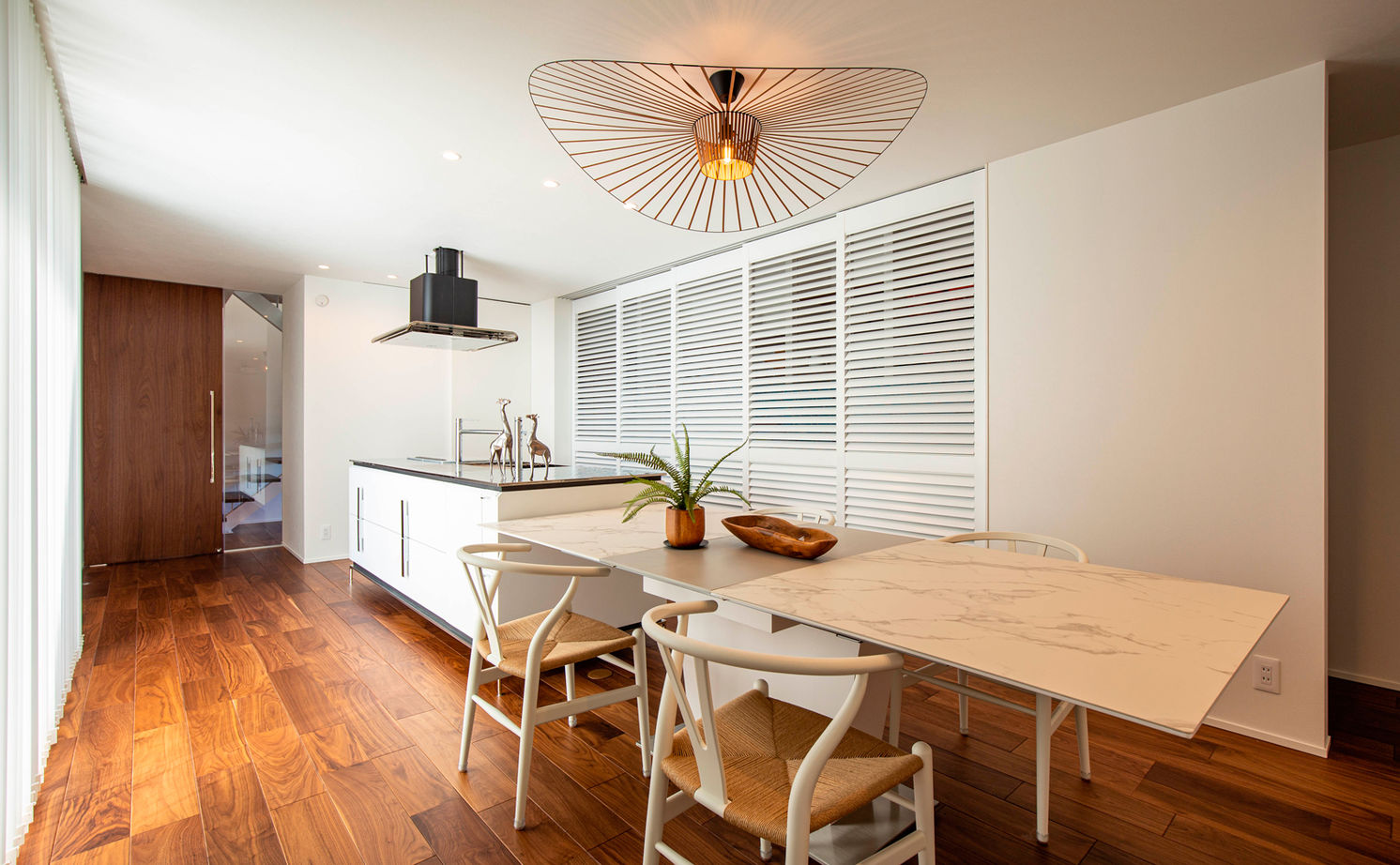 クラシスホーム 【4000万円台/75坪/中庭/ガレージ】白い塗り壁とコの字型。リゾート気分感じる完全オーダーメイドの家の建築実例画像2