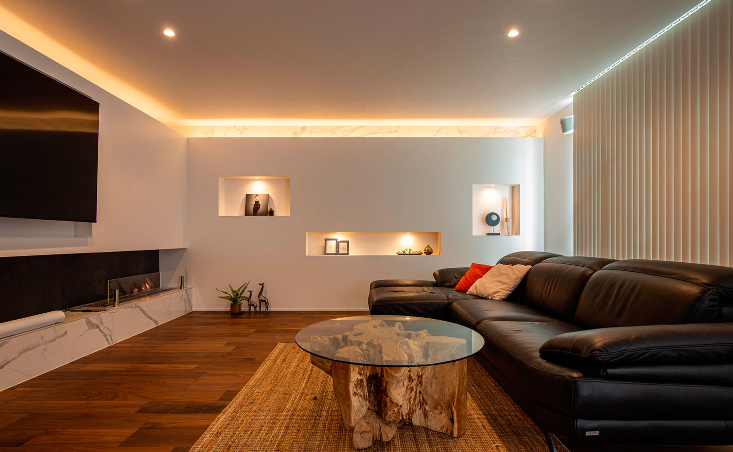 クラシスホーム 【4000万円台/75坪/中庭/ガレージ】白い塗り壁とコの字型。リゾート気分感じる完全オーダーメイドの家の建築実例画像3