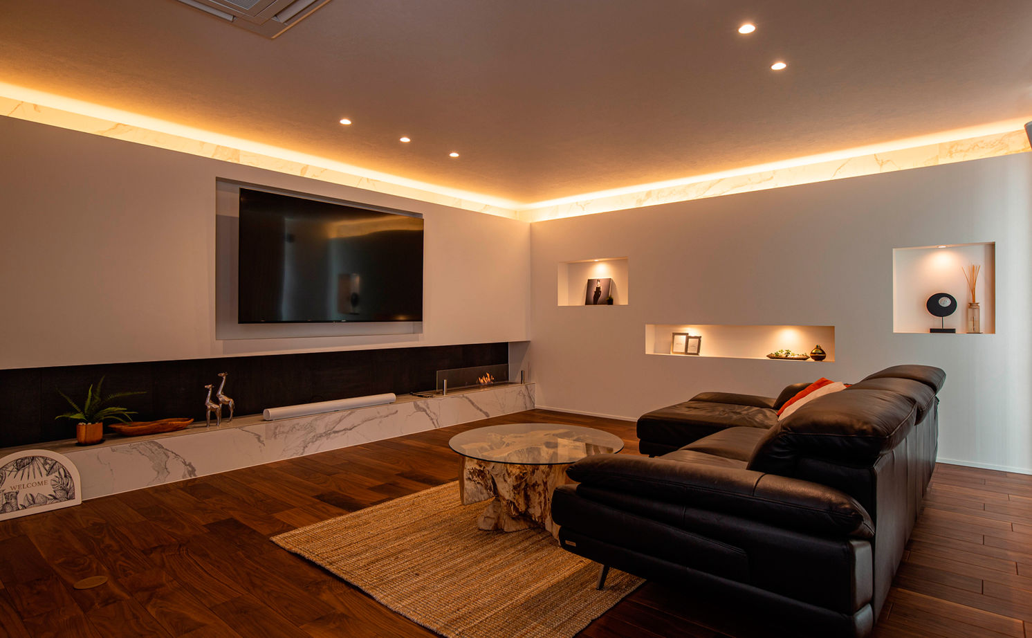 クラシスホーム 【4000万円台/75坪/中庭/ガレージ】白い塗り壁とコの字型。リゾート気分感じる完全オーダーメイドの家の建築実例画像4