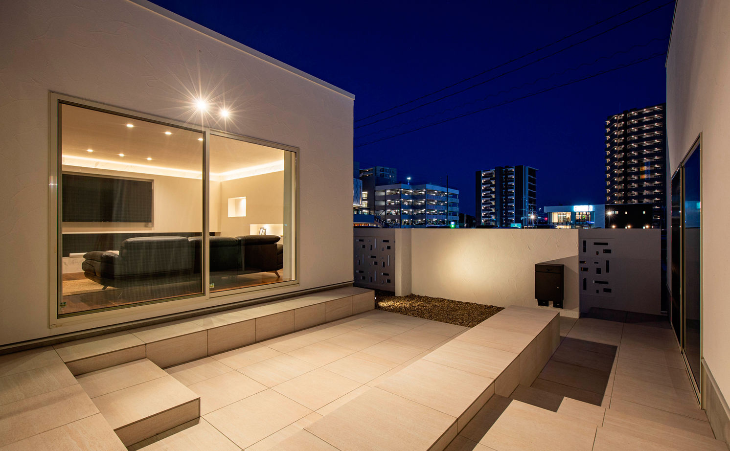 クラシスホーム 【4000万円台/75坪/中庭/ガレージ】白い塗り壁とコの字型。リゾート気分感じる完全オーダーメイドの家の建築実例画像5