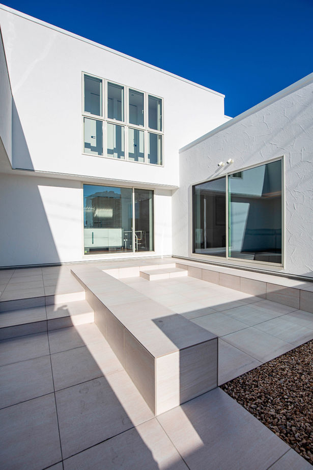 クラシスホーム 【4000万円台/75坪/中庭/ガレージ】白い塗り壁とコの字型。リゾート気分感じる完全オーダーメイドの家の建築実例画像6