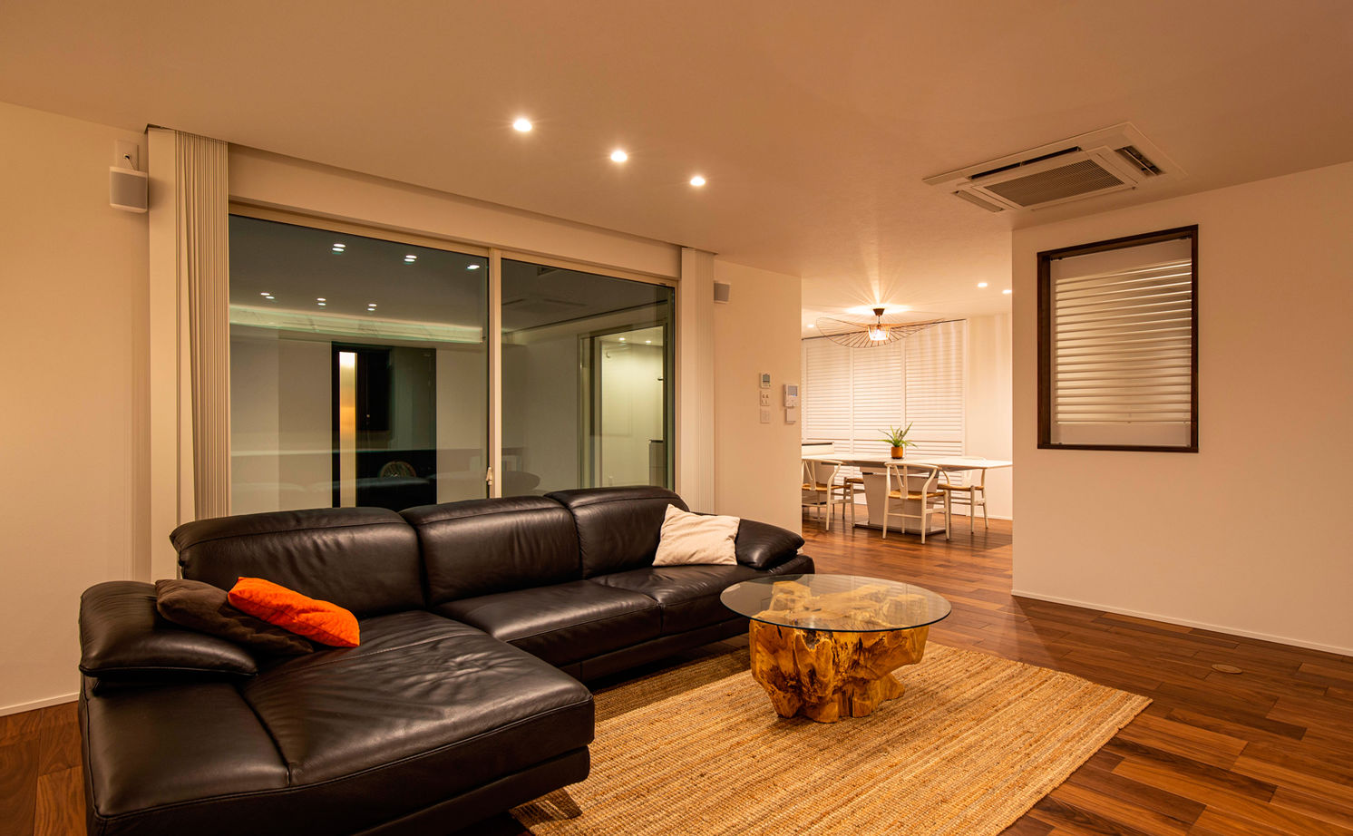 クラシスホーム 【4000万円台/75坪/中庭/ガレージ】白い塗り壁とコの字型。リゾート気分感じる完全オーダーメイドの家の建築実例画像9