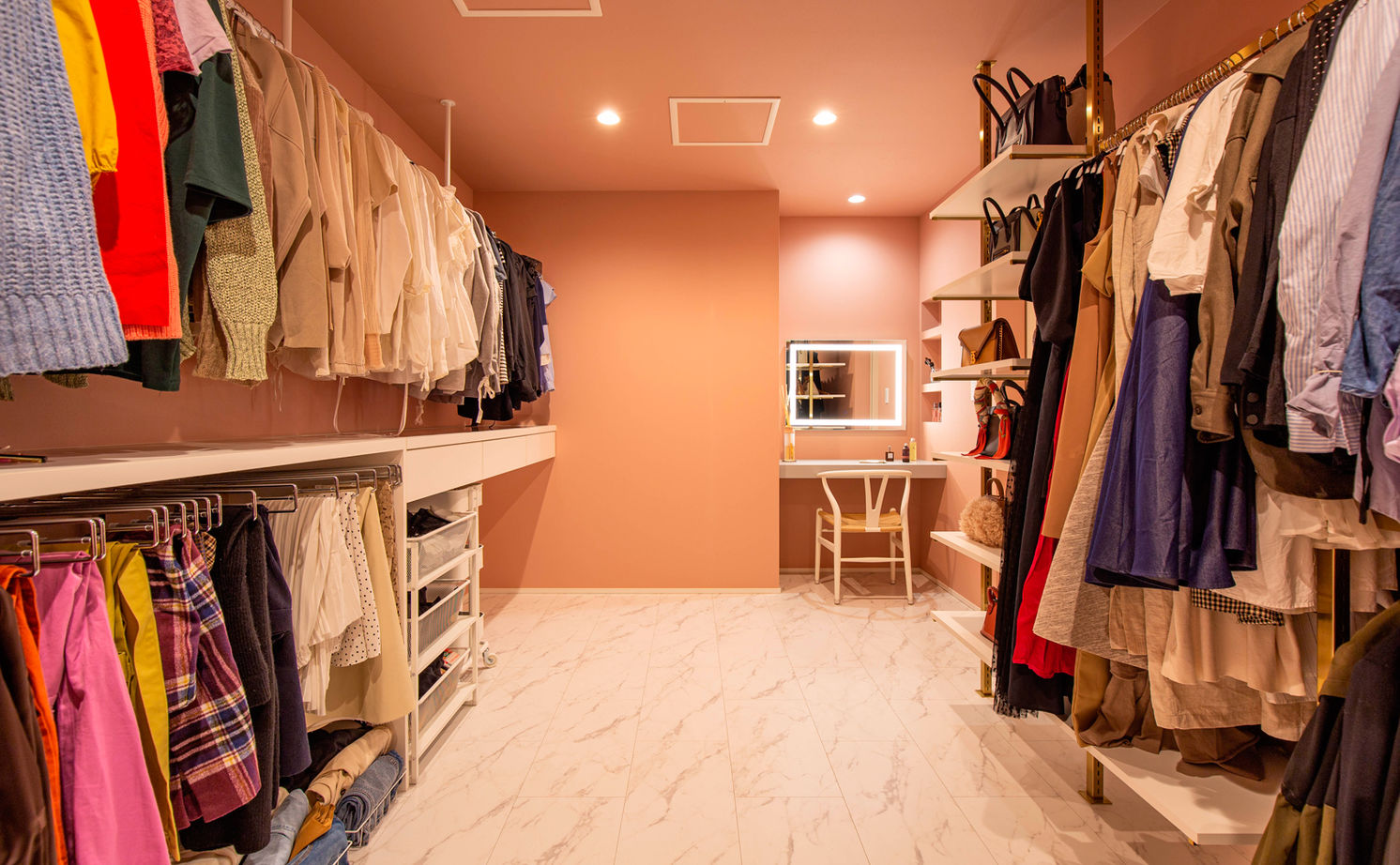 クラシスホーム 【4000万円台/75坪/中庭/ガレージ】白い塗り壁とコの字型。リゾート気分感じる完全オーダーメイドの家の建築実例画像12