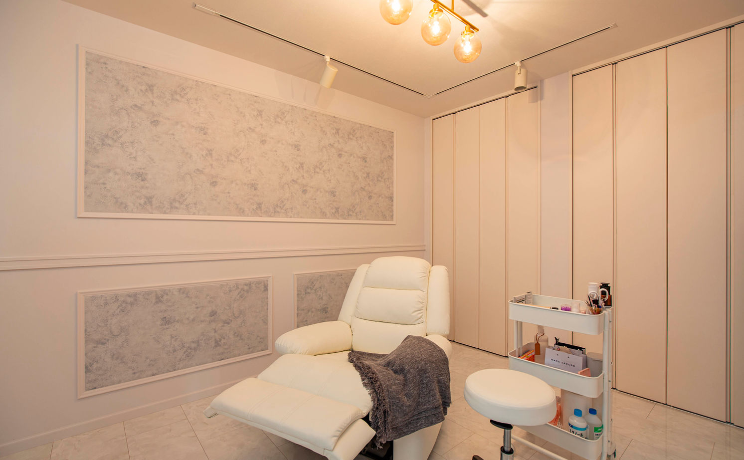 クラシスホーム 【4000万円台/75坪/中庭/ガレージ】白い塗り壁とコの字型。リゾート気分感じる完全オーダーメイドの家の建築実例画像15