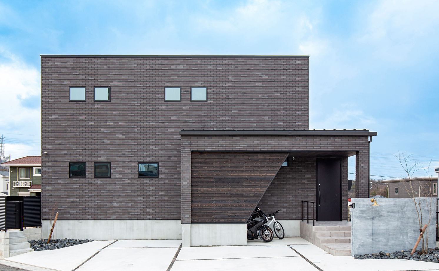 クラシスホーム 【2000万円台/3LDK/中庭/コの字/間取図】外から見えない中庭とホームシアター。素材感豊かに生活を愉しむ家の建築実例画像1