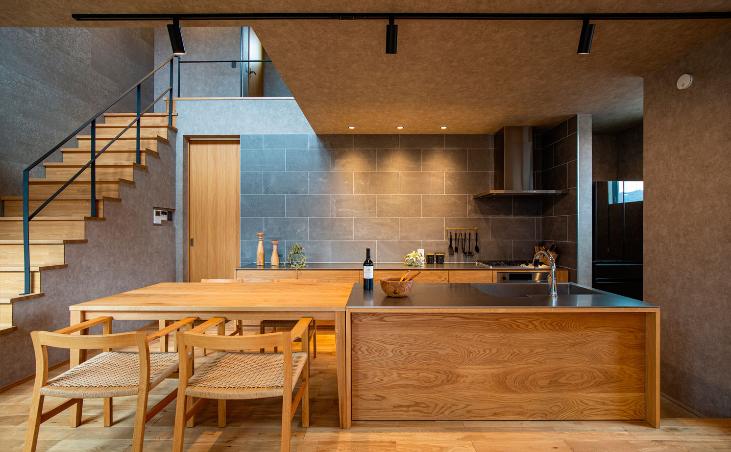 クラシスホーム 【2000万円台/3LDK/中庭/コの字/間取図】外から見えない中庭とホームシアター。素材感豊かに生活を愉しむ家の建築実例画像2