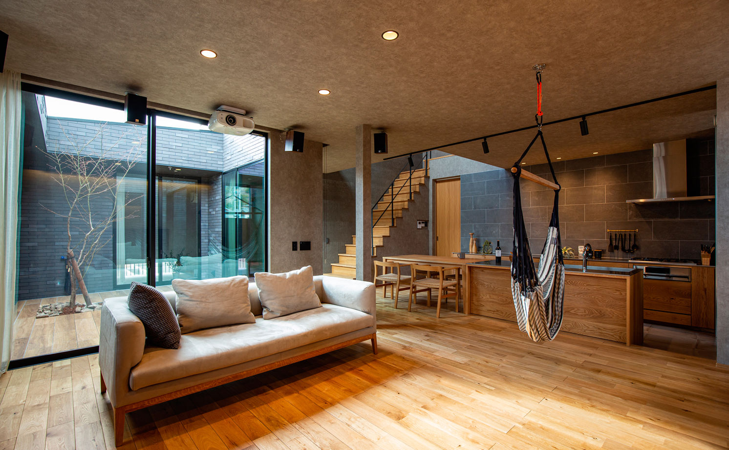 クラシスホーム 【2000万円台/3LDK/中庭/コの字/間取図】外から見えない中庭とホームシアター。素材感豊かに生活を愉しむ家の建築実例画像3