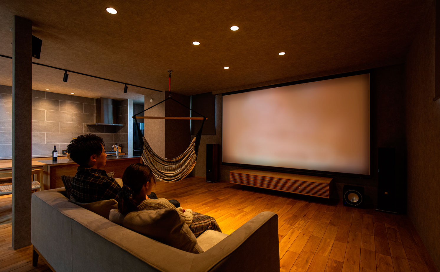 クラシスホーム 【2000万円台/3LDK/中庭/コの字/間取図】外から見えない中庭とホームシアター。素材感豊かに生活を愉しむ家の建築実例画像4