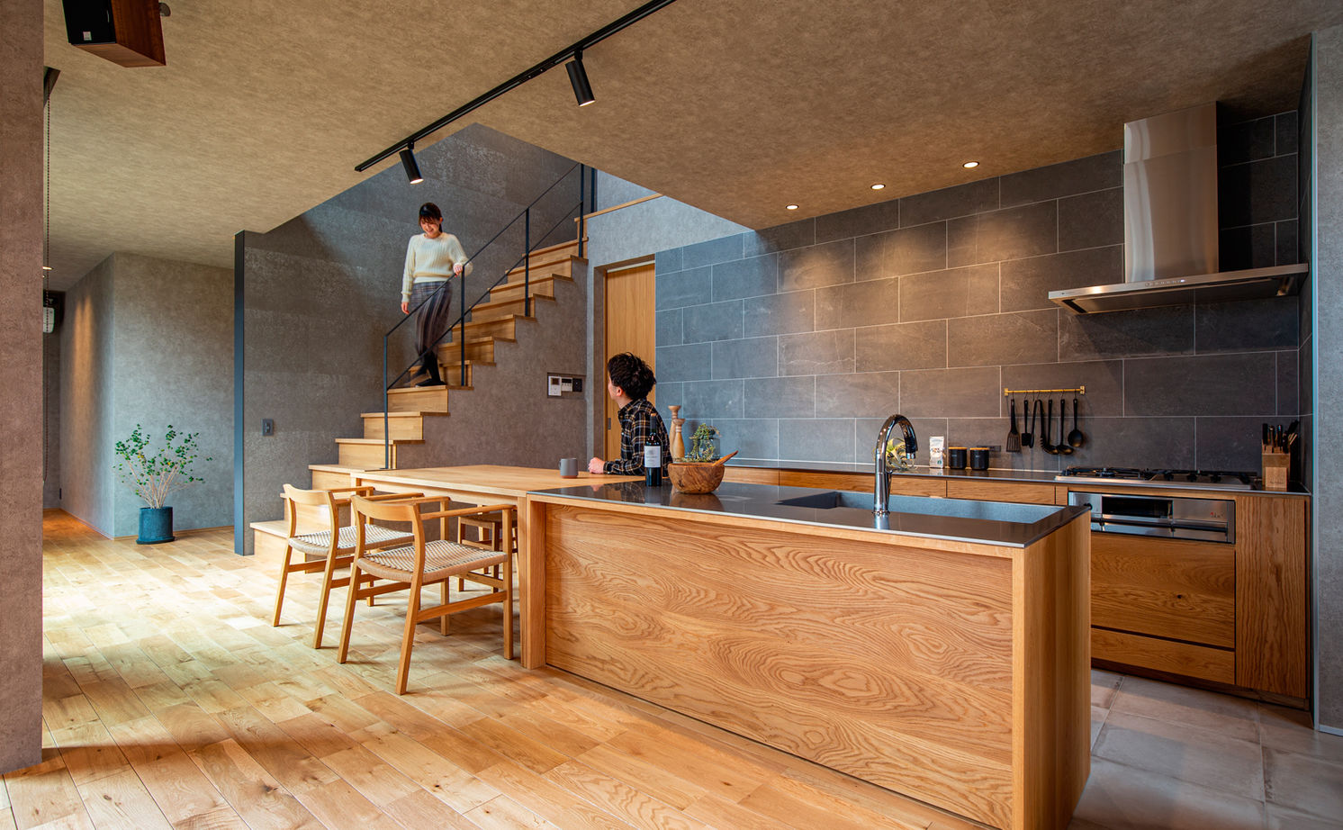 クラシスホーム 【2000万円台/3LDK/中庭/コの字/間取図】外から見えない中庭とホームシアター。素材感豊かに生活を愉しむ家の建築実例画像5