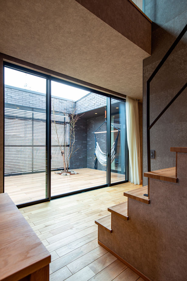 クラシスホーム 【2000万円台/3LDK/中庭/コの字/間取図】外から見えない中庭とホームシアター。素材感豊かに生活を愉しむ家の建築実例画像7