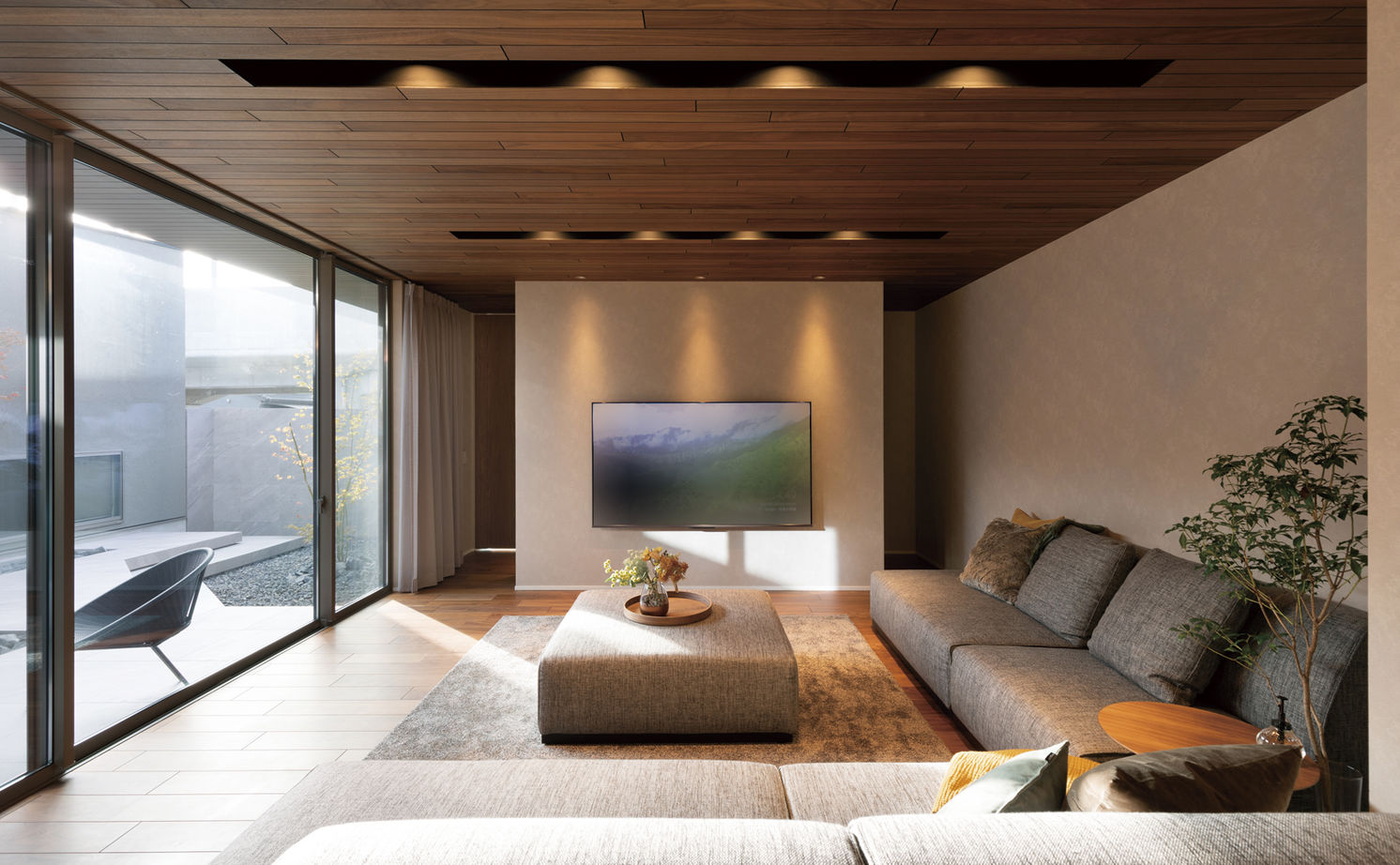 クラシスホーム 【平屋/中庭/ホテルライク】邸宅感あふれるプライベート平屋。四季の美と夜景を愉しむ上質な住まいの建築実例画像3