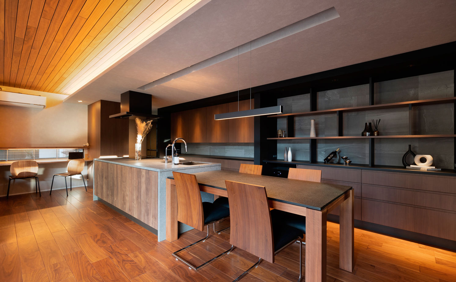 クラシスホーム 【平屋/中庭/ホテルライク】邸宅感あふれるプライベート平屋。四季の美と夜景を愉しむ上質な住まいの建築実例画像4